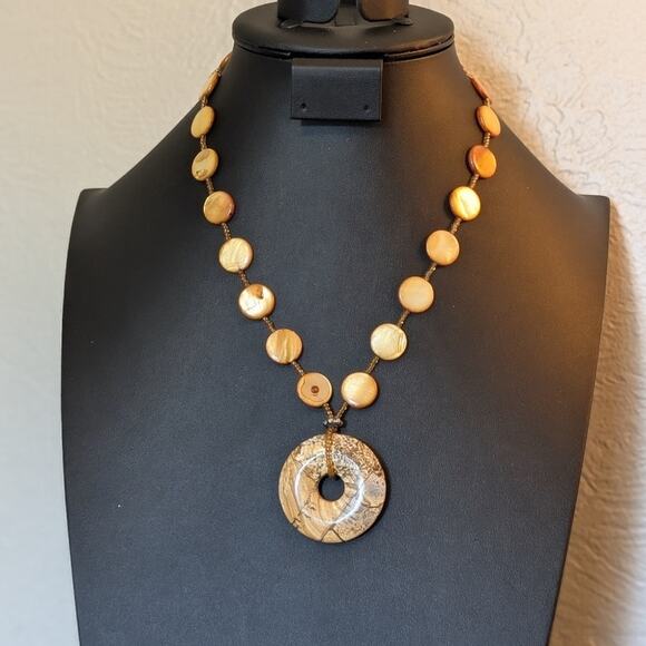 Round Gold Shell Bead Donut Jasper Pendant Barrel Clasp 18" Necklace - Picture 6 of 6